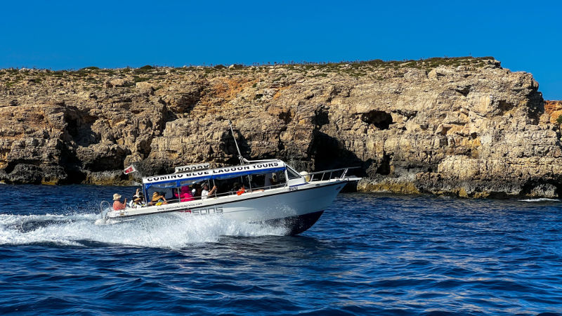 Taksówka wodna z Mgarr (Gozo) do Blue Lagoon (Comino), zwiedzanie jaskiń - powrót na Gozo
