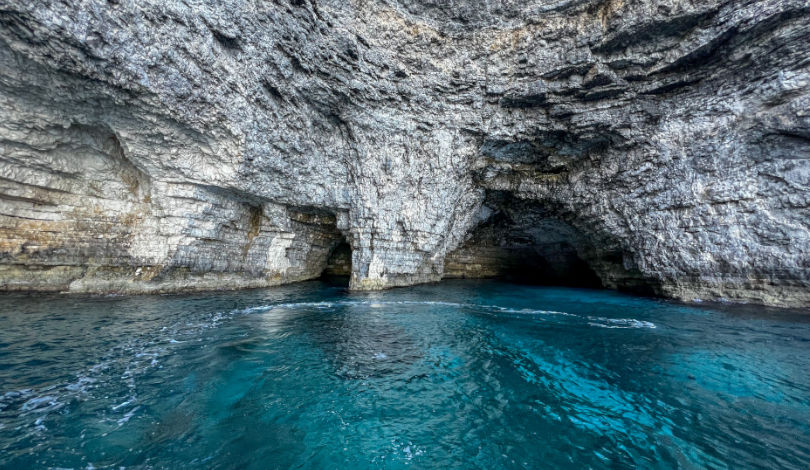 Widok na Santa Maria Caves na Malcie